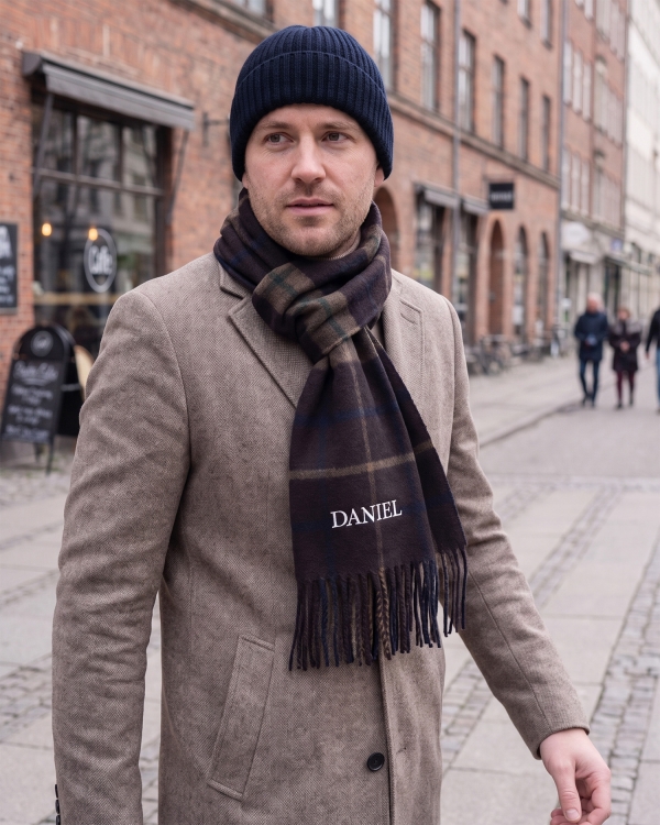 Brunrutete skjerf med broderi og mørkeblå lue