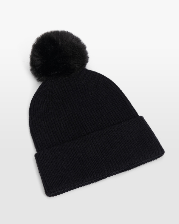 Svart lue med pynt, perfekt for varm og stilig vinterlook med klassisk design.