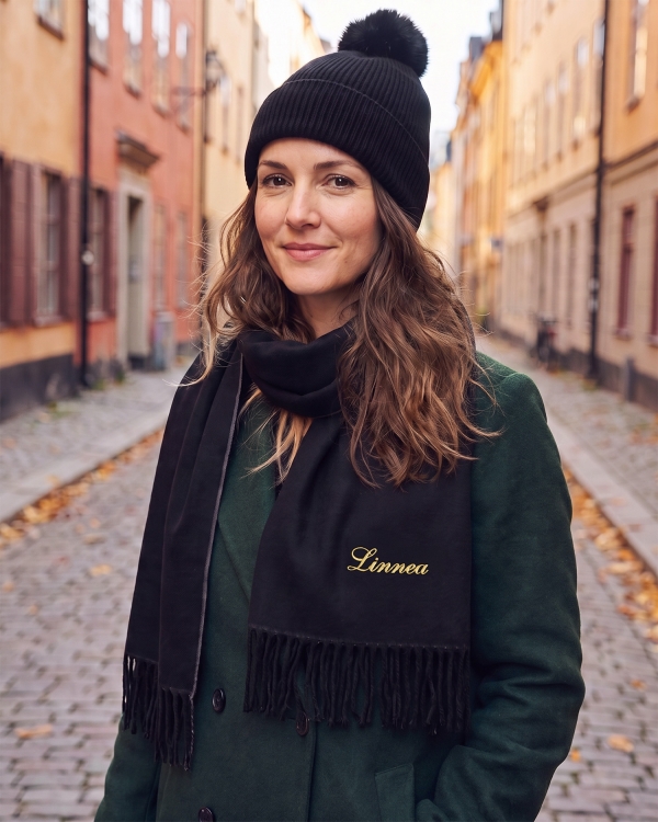 Sett med svart lue og skjerf med broderi