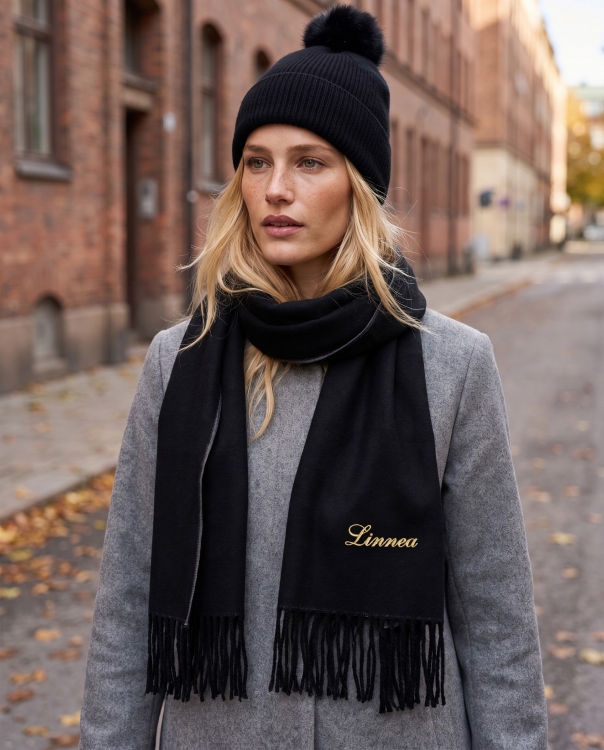 Sett med svart lue og skjerf med broderi