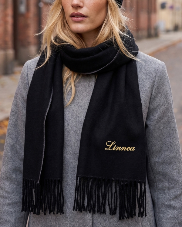Svart skjerf med brodert navn