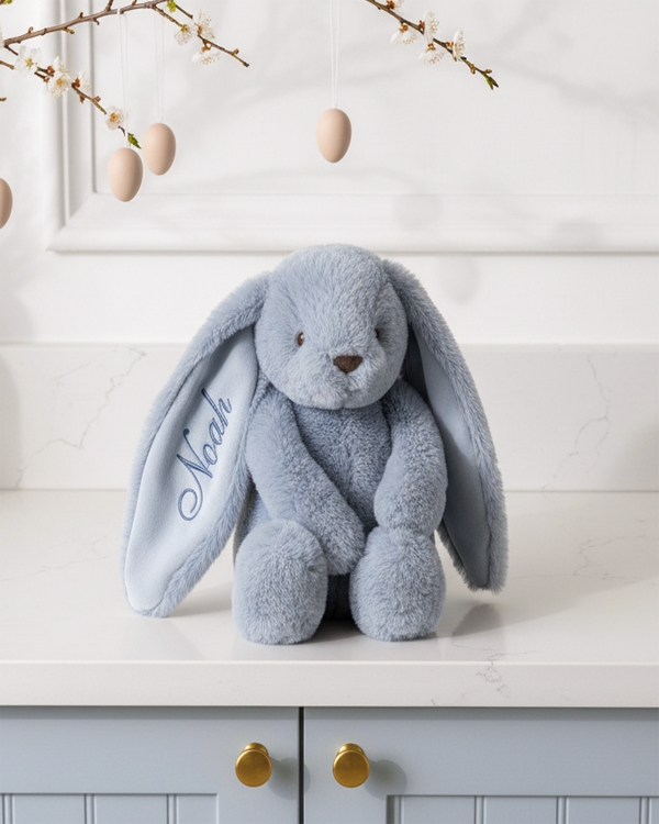 Myk, blå kosedyrkanin med brodert navn