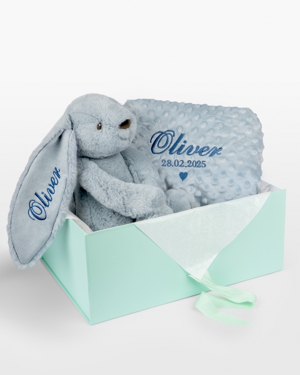 Gavesett til baby med blå kosedyrkanin og koselig teppe med brodert navn og dato