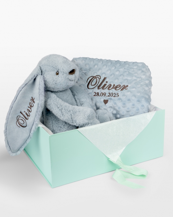 Gavesett til baby med blå kosedyrkanin og koselig teppe med brodert navn og dato