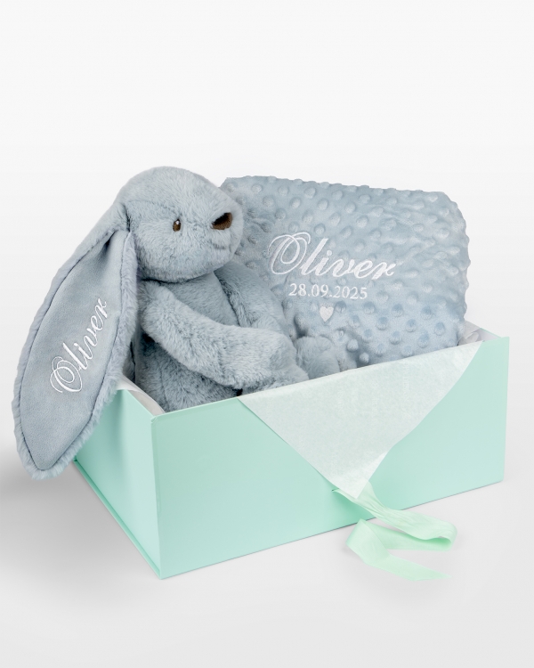 Gavesett til baby med blå kosedyrkanin og koselig teppe med brodert navn og dato