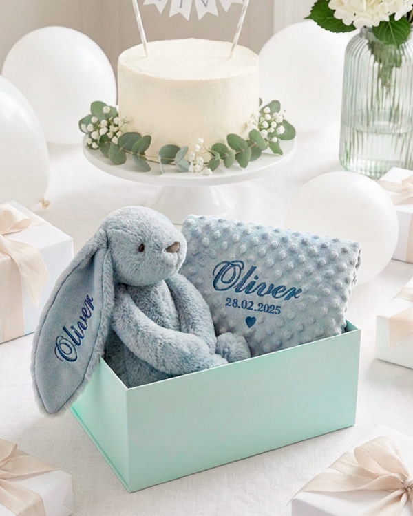 Søtt sett med blå kanin og teppe med navn til navngivning