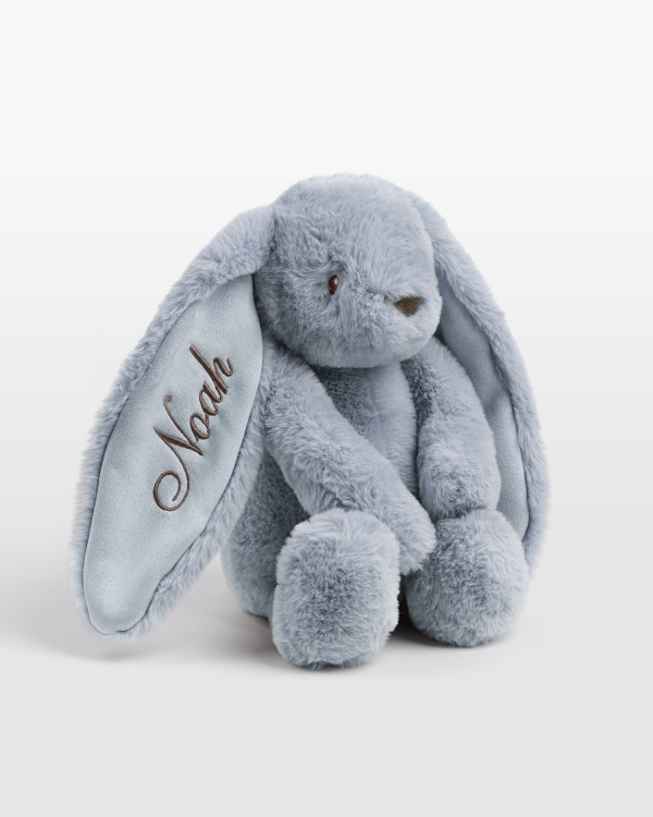 Blå kanin med navn i brun broderi