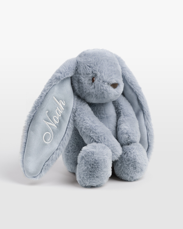 Blå kanin med navn i hvitt broderi