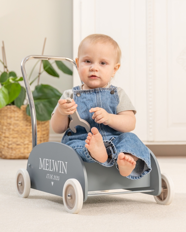 Gåvogn med navn og dato