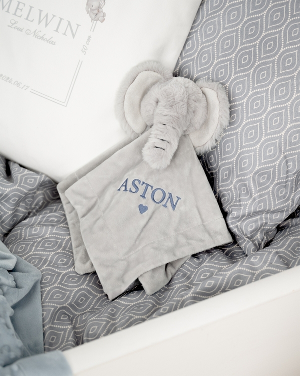 Elefantformet smokk med brodert navn