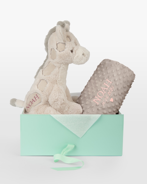 Kosedyr og brunt teppe med brodert navn og dato