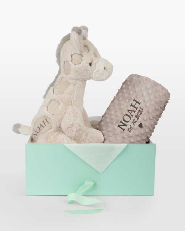 Kosedyr og brunt teppe med brodert navn og dato