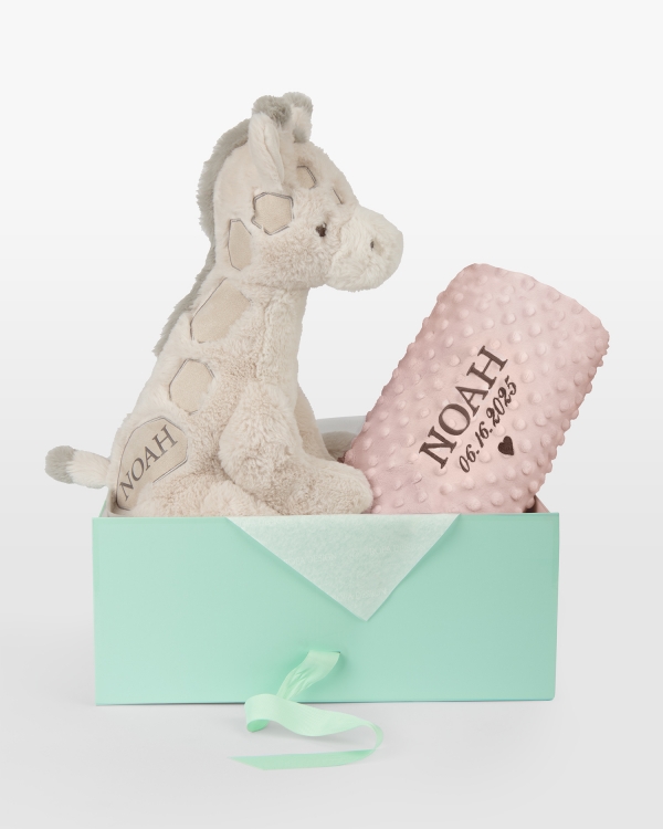 Koselig rosa teppe med brodert navn og dato