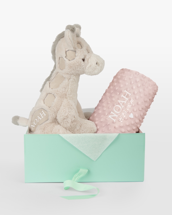 Koselig rosa teppe med brodert navn og dato