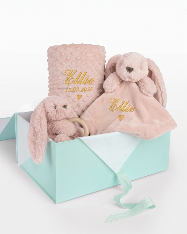 Personlig rosa gavesett med et mykt babyteppe, en koselig kaninkoseklut med brodert navn i gull og en kosekanin med bitering.