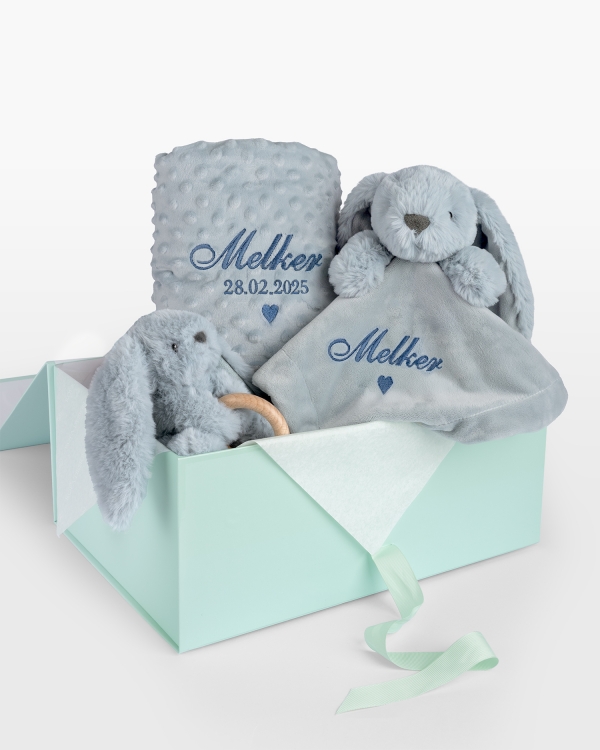 Personlig gavesett med et mykt babyteppe, en koselig kaninkoseklut med brodert navn i blått og en kosekanin med bitering.