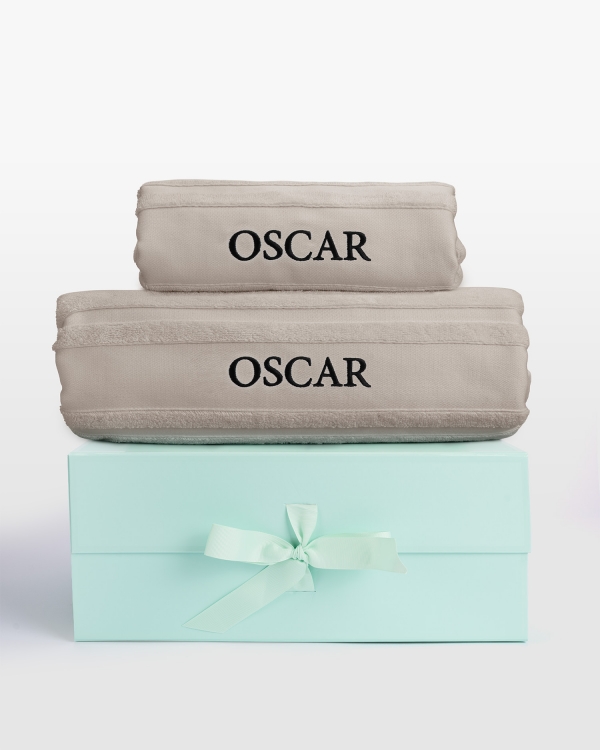 Sandfarget håndklærsett med badehåndkle og svart navnebrodert design, for tidløs stil og personlig komfort.