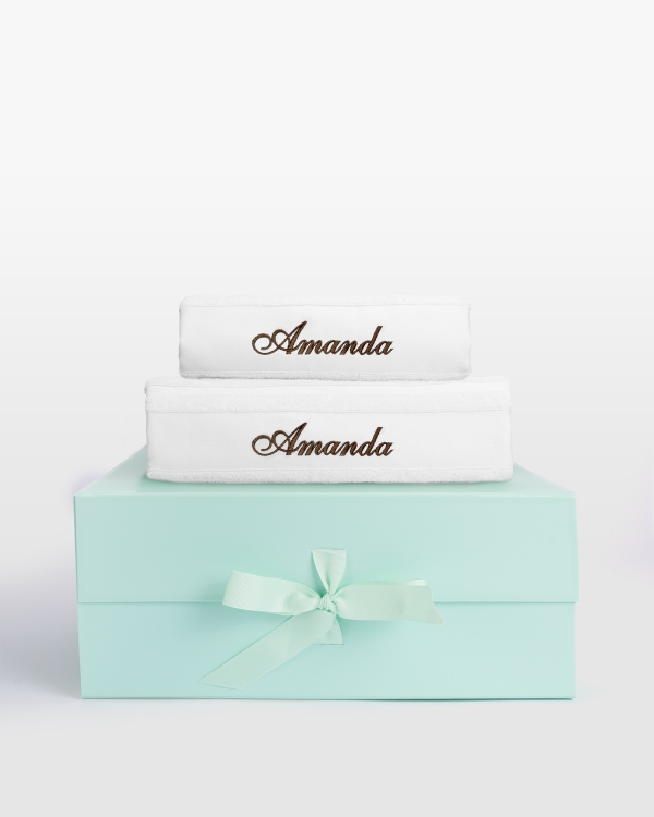 Hvitt håndklesett (50x70, 70x140) med personlig brun brodering