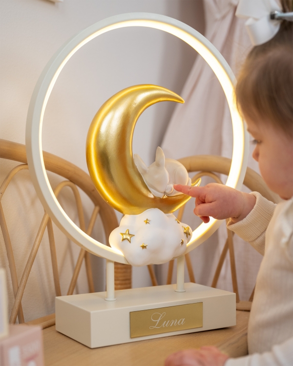 Yövalo pupulla ja henkilökohtaisella kaiverruksella