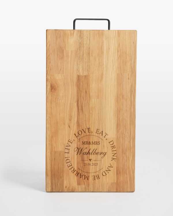 Skjærebrett i or med bryllupstema