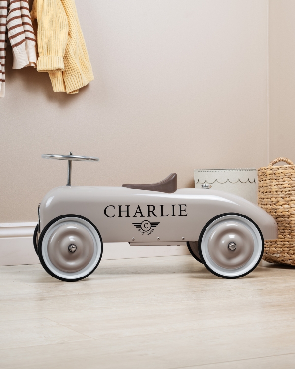Beige sparkebil med navn