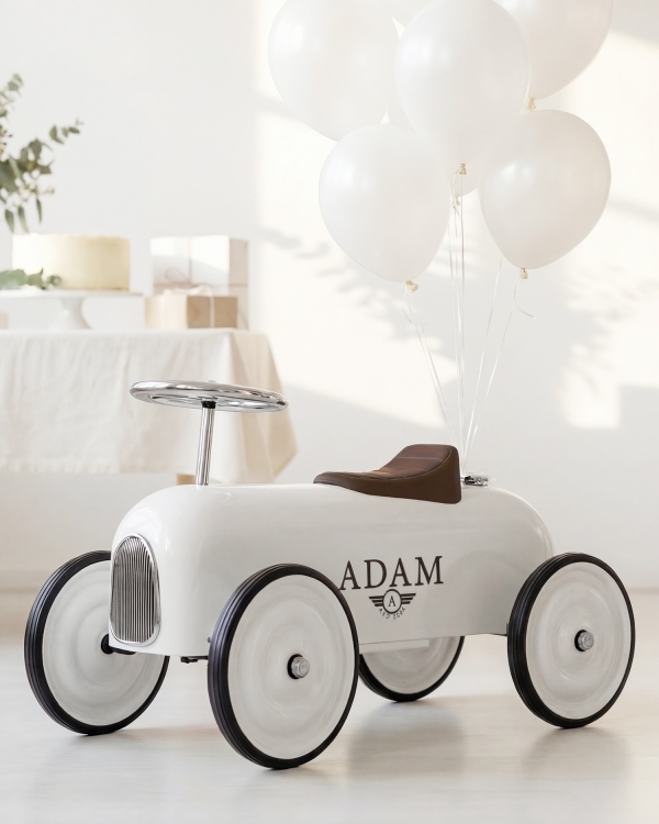 Hvit løpebil med personlig trykk