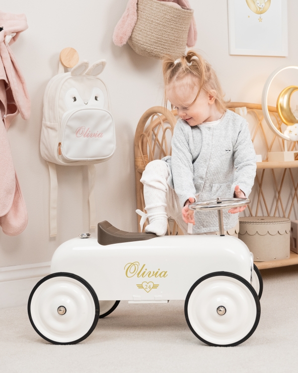 Hvit sparkebil med navn