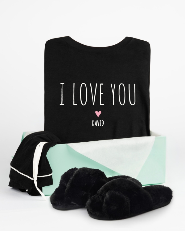 Pehmeä pyjamasetti, jossa on pörröiset tossut ja henkilökohtainen painatus