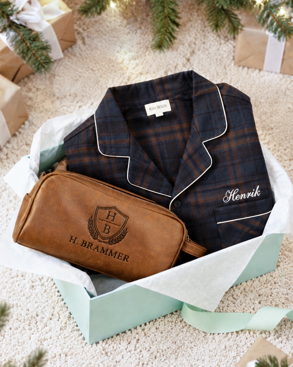 Julegavetips til ham med marineblå flanellpysj og cognacfarget toalettmappe brodert med valgfritt navn