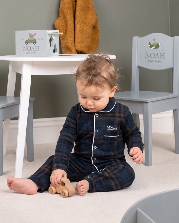 Blårutete pyjamas for barn med navn og trykknapper