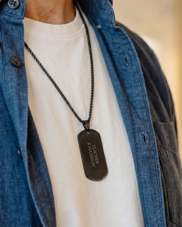 Svart halskjede med lenke og personlig gravering