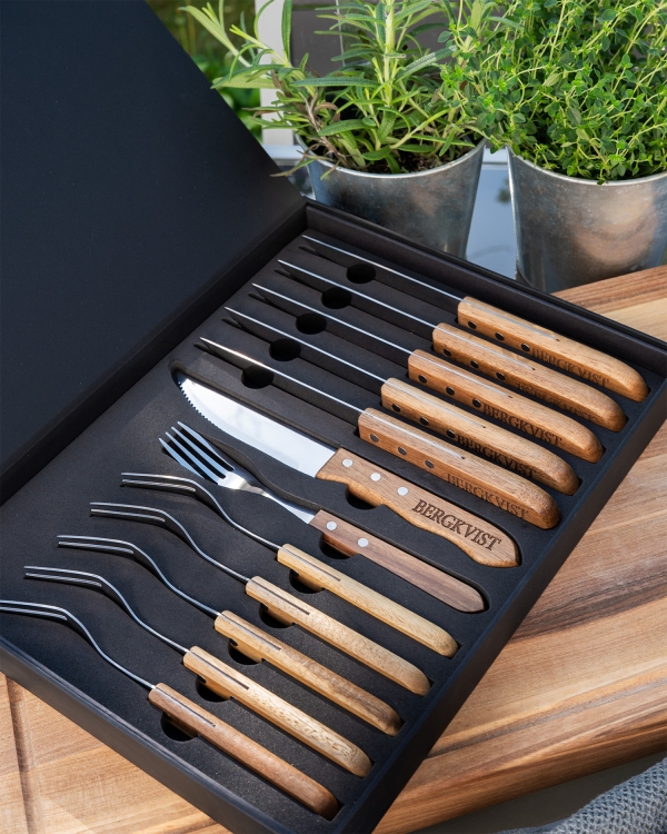 Grillbestikk med personlig gravering i svart gaveeske