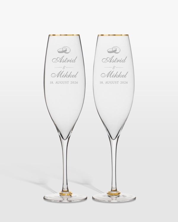 Champagneglass med gullringer på stetten og personlig gravering til brudeparet