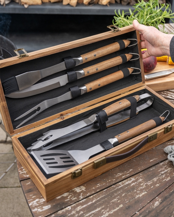 Grillredskaper og elegant trekasse med personlig gravering