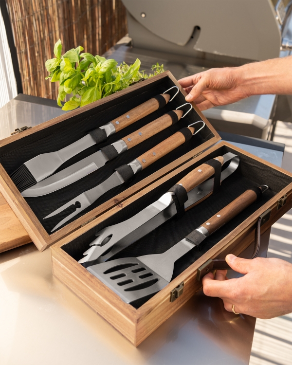 Grillredskaper og elegant trekasse med personlig gravering
