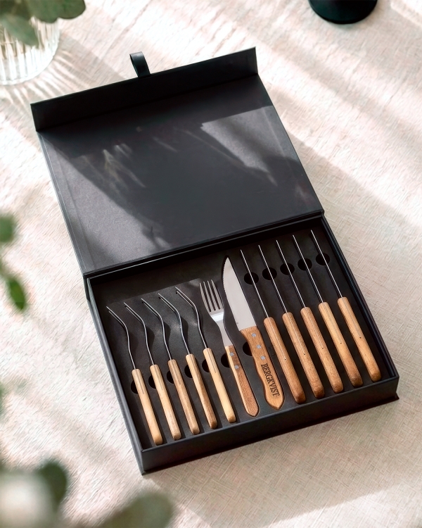 Svart eske med 12 grillbestikk i tre og metall med gravert navn