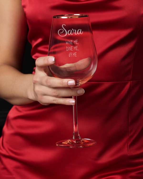 Vakkert rosa vinglass med gullkant, leveres personlig gravert