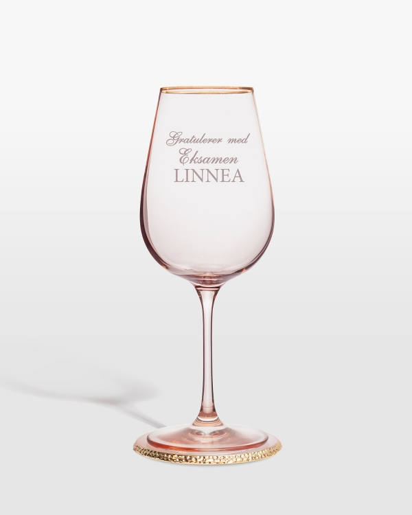 Rosa vinglass med brikke og personlig tekst til konfirmasjon