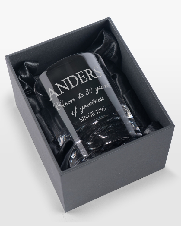 Personlig gravert whiskyglass i svart gaveeske