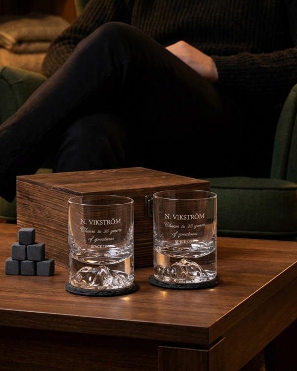Vakre whiskyglass med underlag, whiskeystein og trekasse