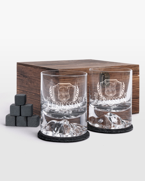Graverte whiskyglass med valgfritt navn. Leveres i en robust treskrin sammen med whiskystener og glassunderlag.
