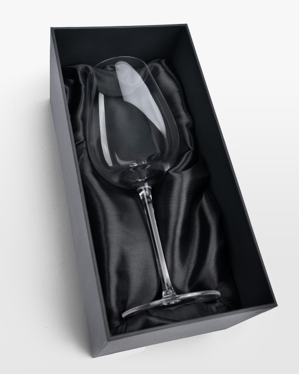 Vakkert vinglass som kommer i en svart eske