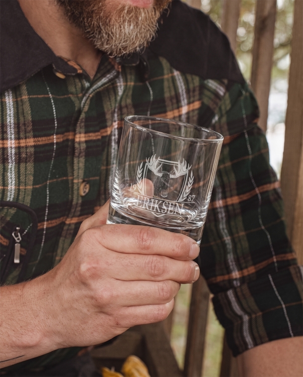 Gravert whiskyglass med valgfritt navn og jaktmotiv
