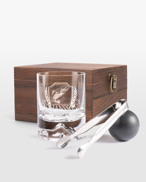 Vakkert gravert whiskyglass med motiv av en fisk sammen med valgfritt navn.