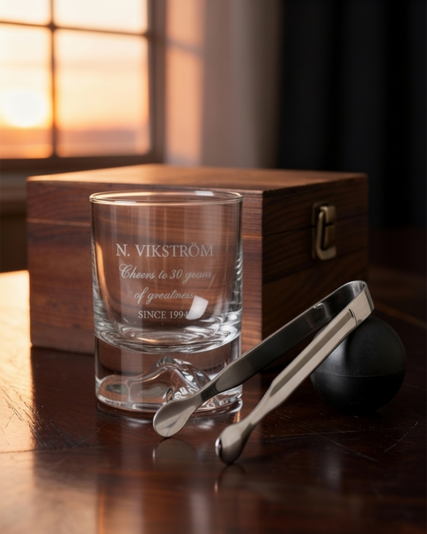 Whiskysett med personlig gravering, istang og isform samt en stilren trekasse