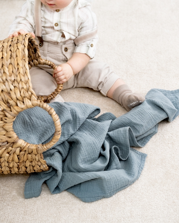 Blått muslin-teppe til baby