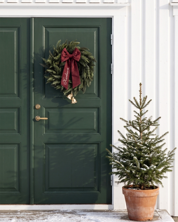 Julekrans med rød sløyfe og navn