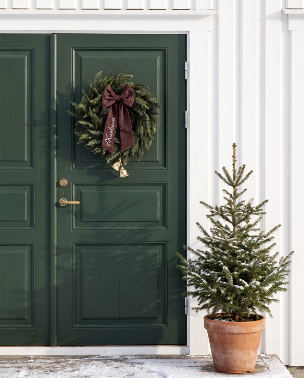 Julekrans med brun sløyfe og navn