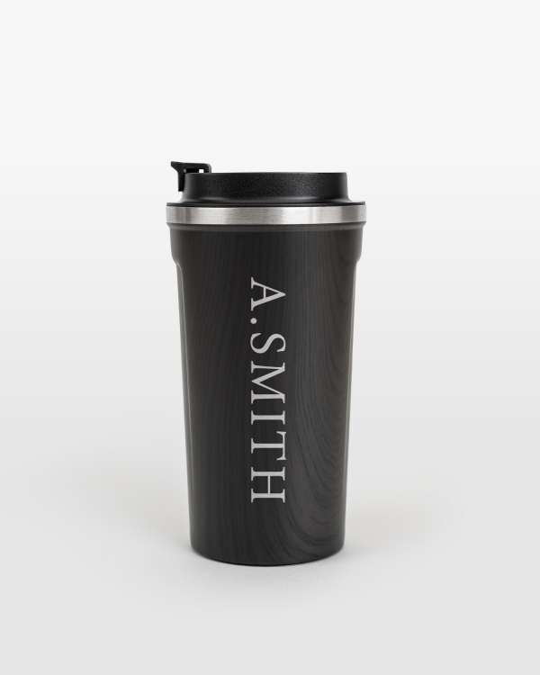 Brun termokopp med tremønster og personlig gravering