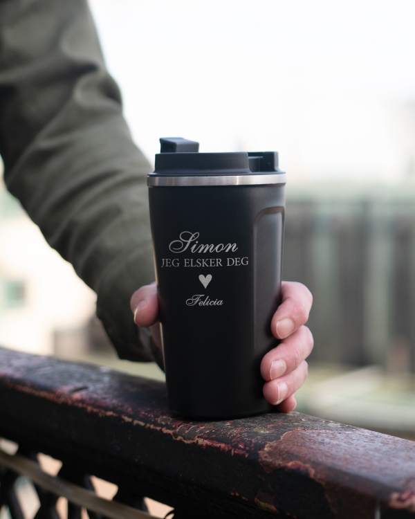 Svart stilren termokopp med personlig gravering
